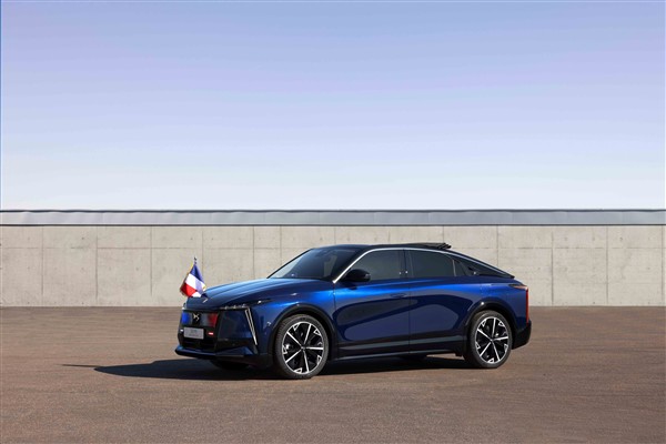 Fransa Cumhurbaşkanlığına yapılan PRESIDENTIAL DS N°8, Fransa Zafer Günü’nde sahneye çıktı