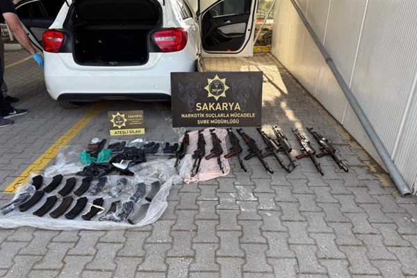 Sakarya’da durdurulan araçta 9 kaleşnikof tüfek ele geçirildi