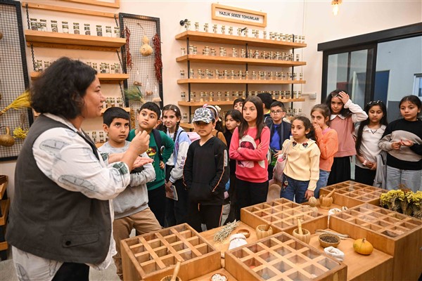 Bornova’da yerel tohuma çocuk eli değdi