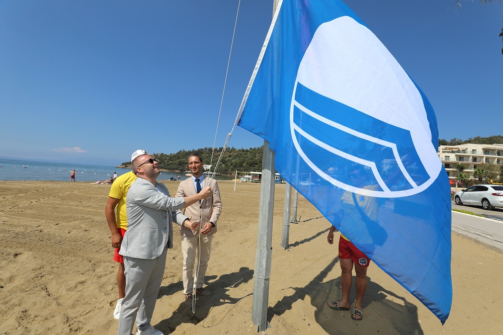 Menderes Belediyesi, mavi bayrakları göndere çekti