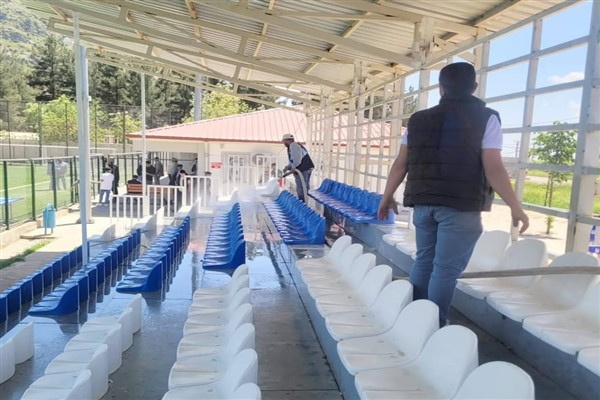 Hazro İlçe Stadyumu’nda temizlik çalışmaları tamamlandı
