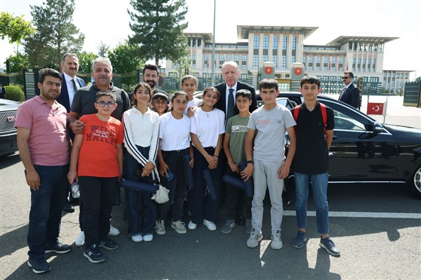 Cumhurbaşkanı Erdoğan, Adıyaman’dan gelen çocuklarla bir araya geldi