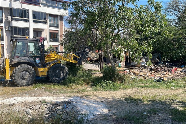 Yalova Belediyesi’nden Safran Yolu’nda metruk bina yıkımı