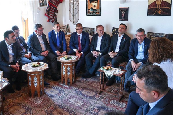 Başkan Tugay, İstanbul’da CHP Genel Başkanı Özel ile bir araya geldi