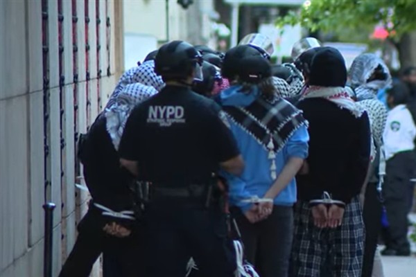 Columbia Üniversitesi’nde İsrail’i protesto eden onlarca öğrenci tutuklandı