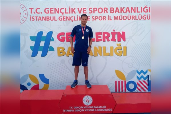 Özel sporcu Emrah Öztürk’ten Türkiye rekoru