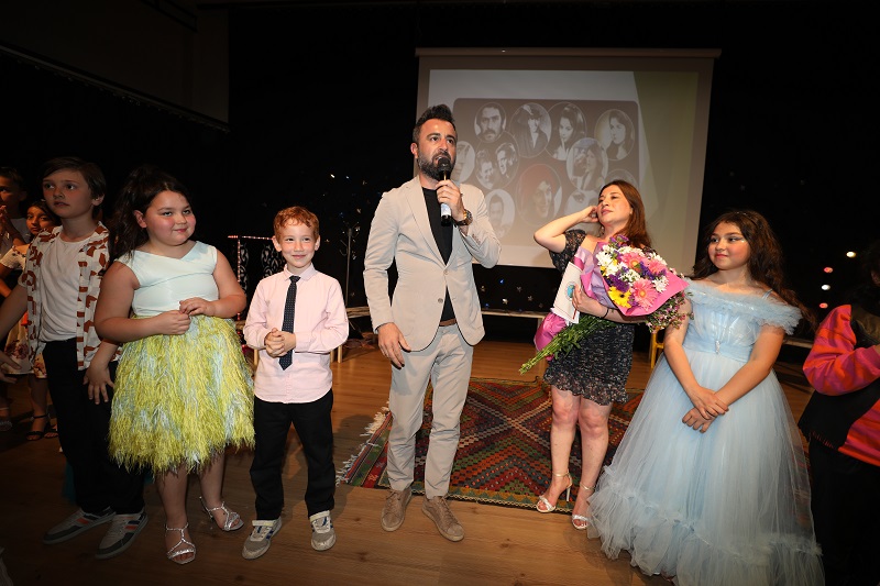 Menderes’te ‘Bir Zamanlar “Ünlü”ydüm müzikal tiyatrosunun prömiyeri sahnelendi