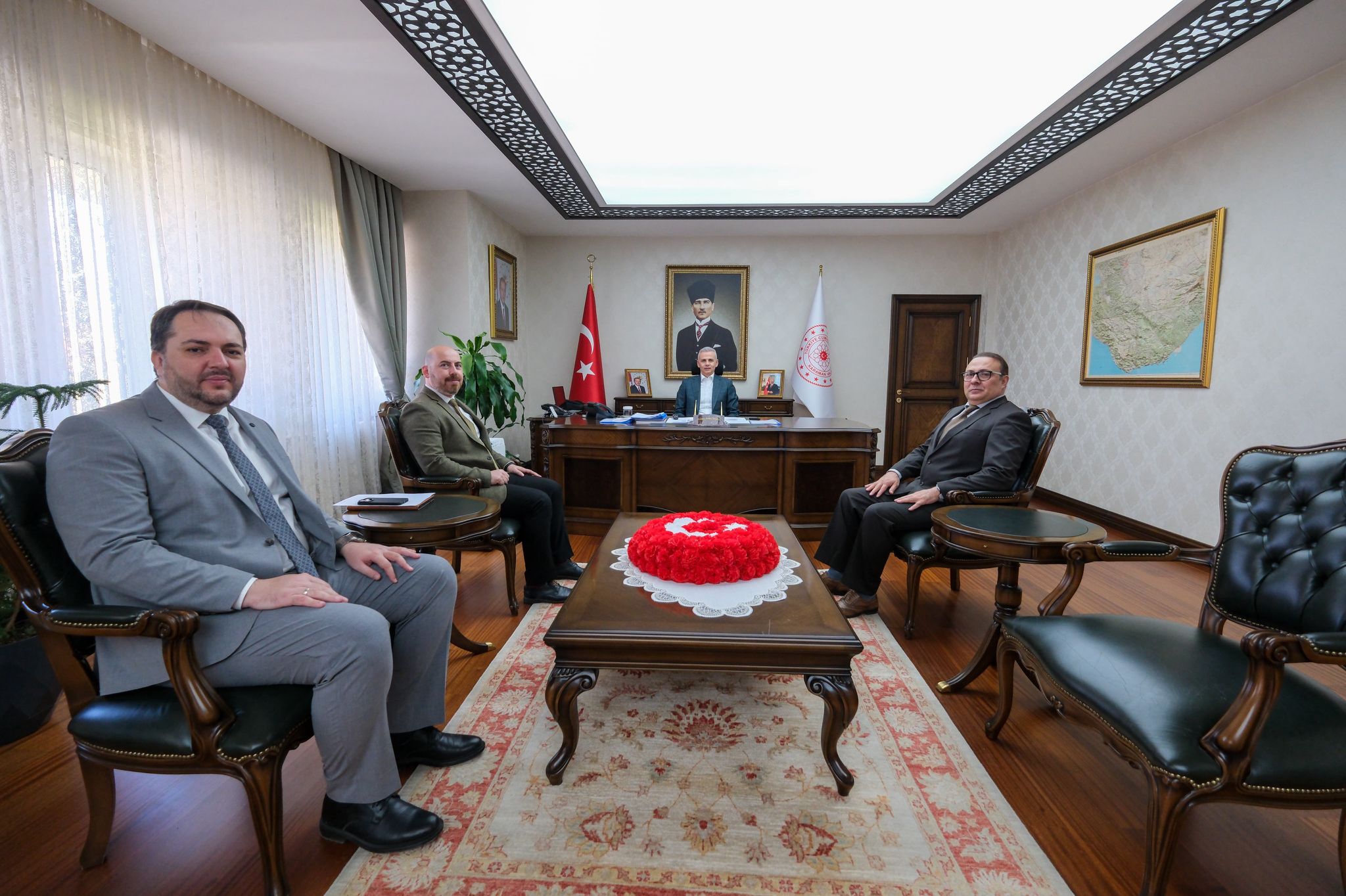 Vali Çiçekli, yeni atanan Dr. Öğretim Üyesi Toprak ile görüştü