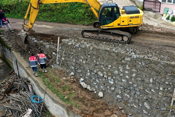Çamaş’ta güvenli yol inşası sürüyor
