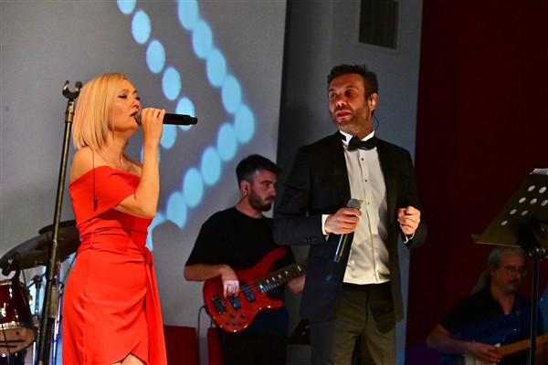 Manisa Büyükşehir Belediyesi Pop Orkestrası ilk konserini verdi