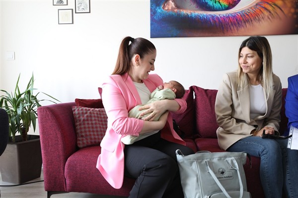 Menderes’te hizmete giren Hoş Geldin Bebek projesinde 200.bebeğe özel ziyaret düzenlendi