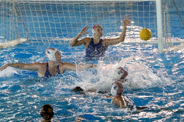 İzmir Büyükşehir sutopunda kupa yolunda