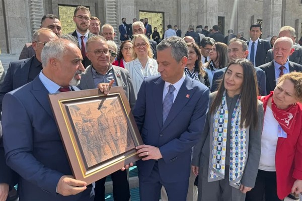 CHP İnegöl İlçe Başkanı Şahin’den Özel’e hediye
