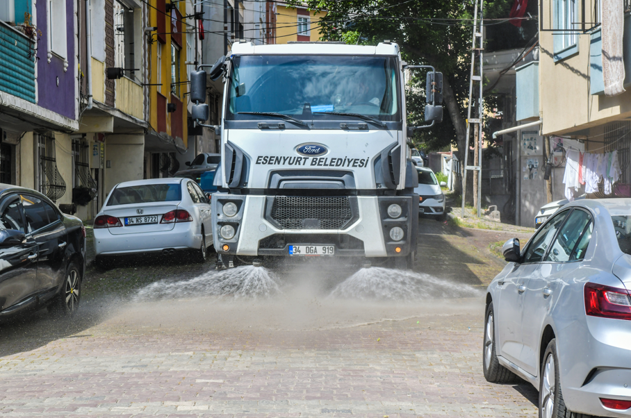 Esenyurt’ta temizlik çalışmaları sürüyor