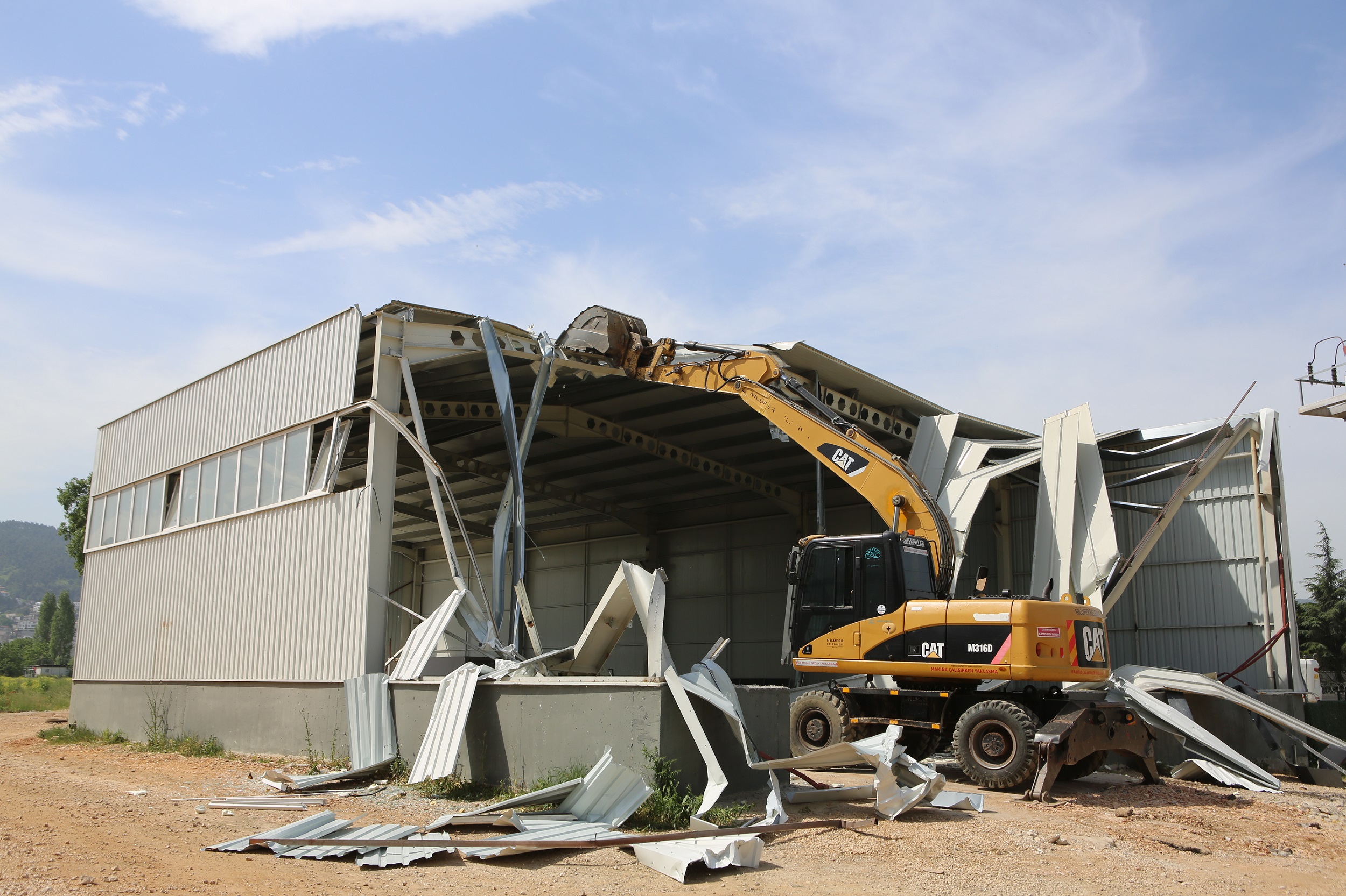 Nilüfer’de iki kaçak yapı yıkıldı