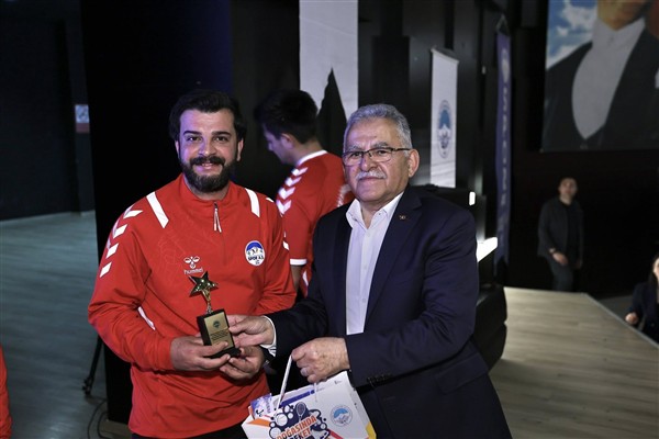 Başkan Büyükkılıç, genç sporcuları ödüllendirdi