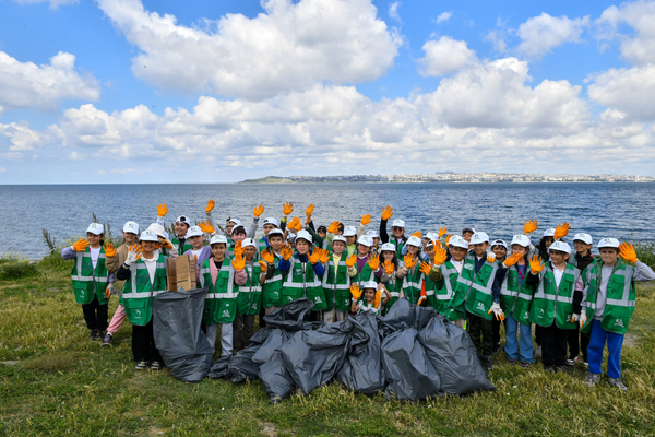 Gürpınar Sahili’nde 100 kilogram atık toplandı