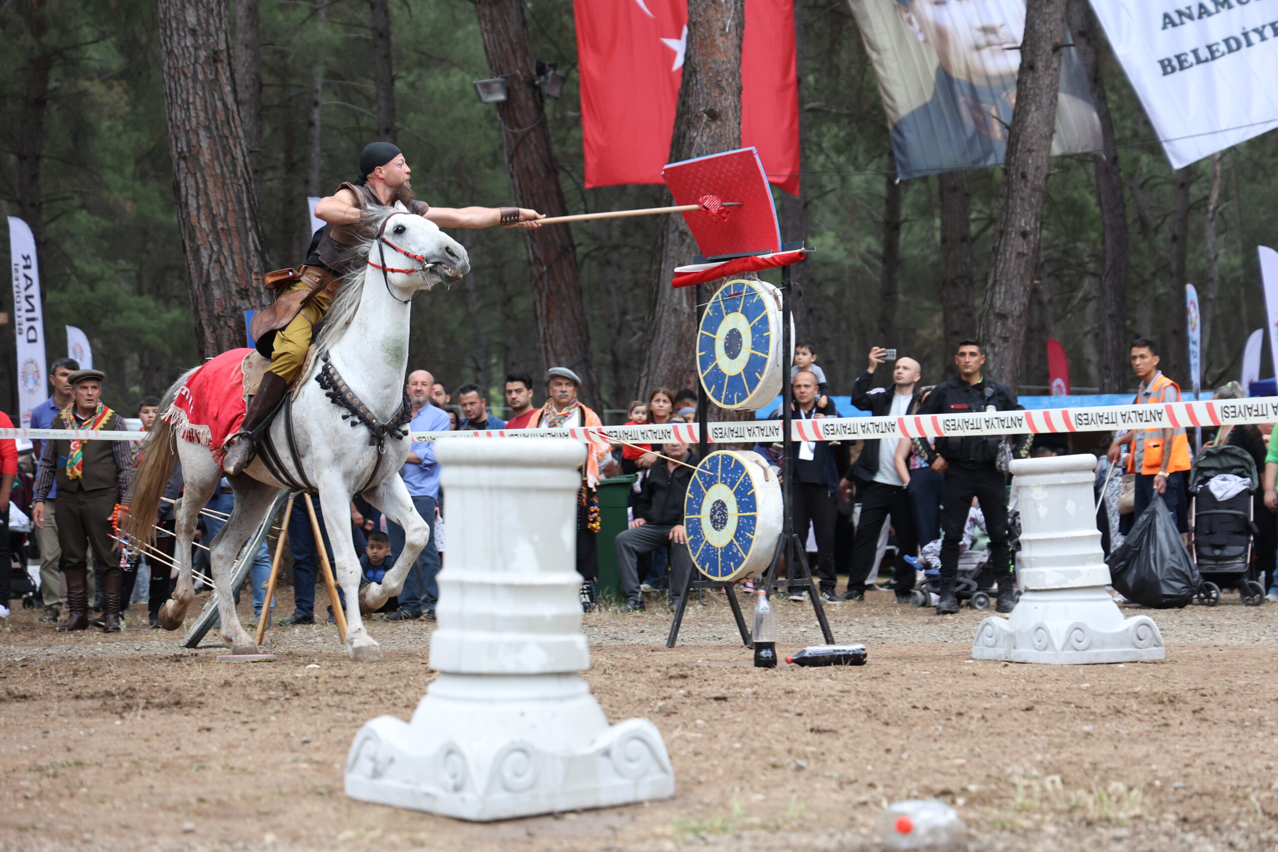 4. Uluslararası Antalya Yörük Türkmen Festivali’nde atlı akrobasi