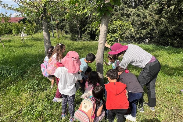 İzmirli çocuklar ormanda keşif ve masal yolculuğuna çıktı