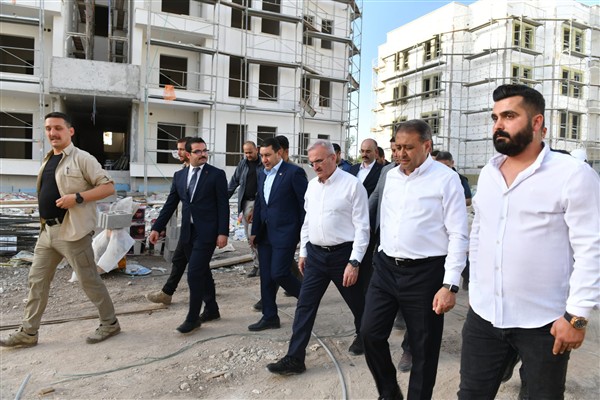 Karaloğlu ve Pehlivan Şanlıurfa’da deprem konutlarını inceledi