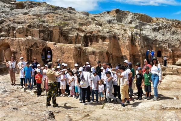 Çocuklar Hilar Mağaraları’nı gezdi