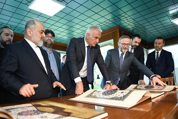 Kültür ve Turizm Bakanı Ersoy, İstanbul Mushafı’nı inceledi