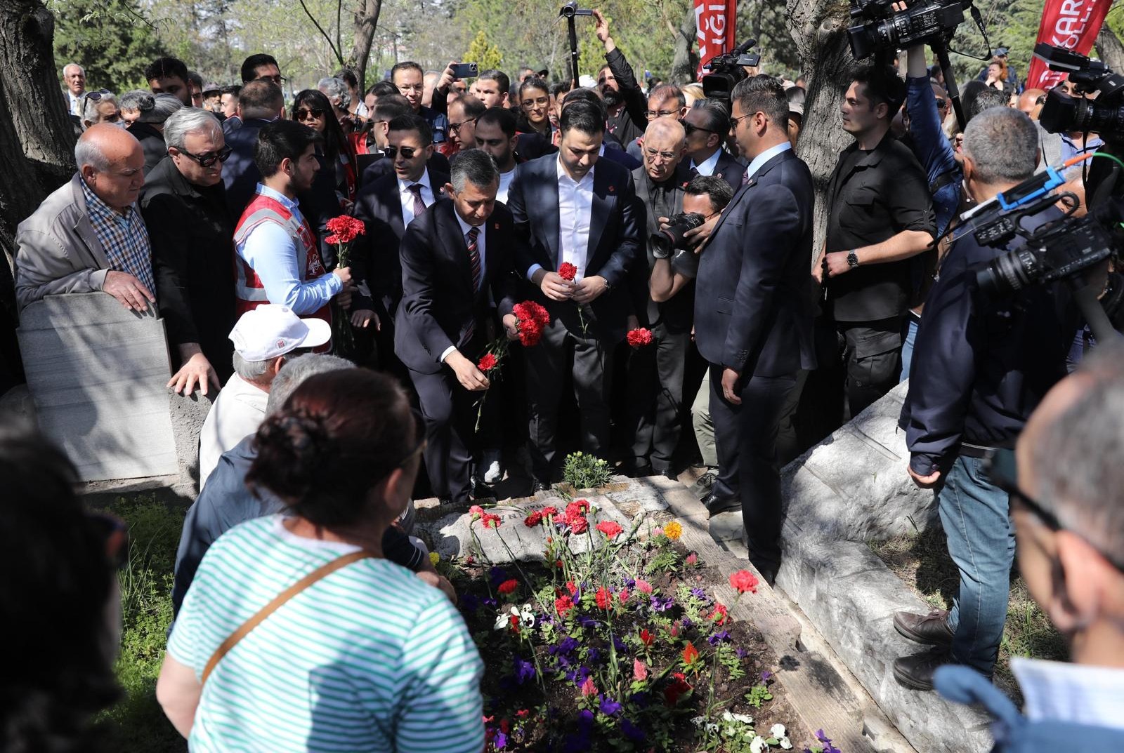 Deniz Gezmiş, ölüm yıl dönümünde mezarı başında anıldı