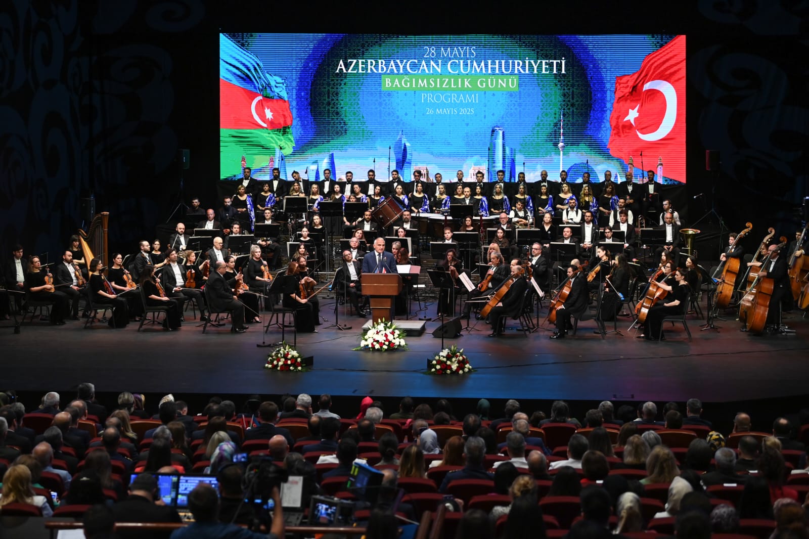Azerbaycan Bağımsızlık Günü düzenlenen törenle kutlandı