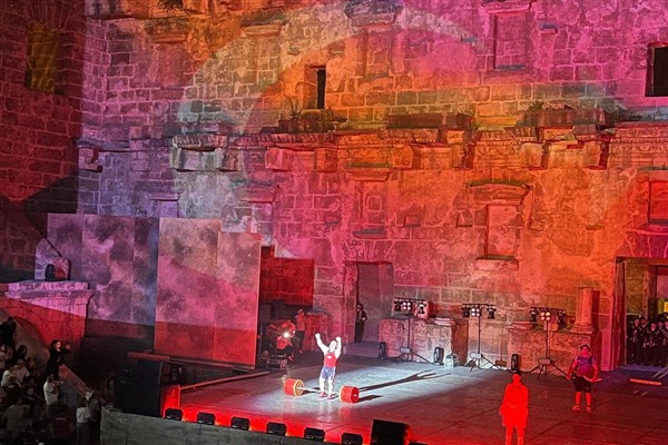 ”Cep Herkülü” antik tiyatroda canlandırıldı