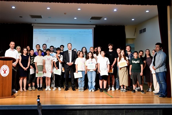 Mevlana Toplum ve Bilim Merkezi’nde sertifikalar verildi