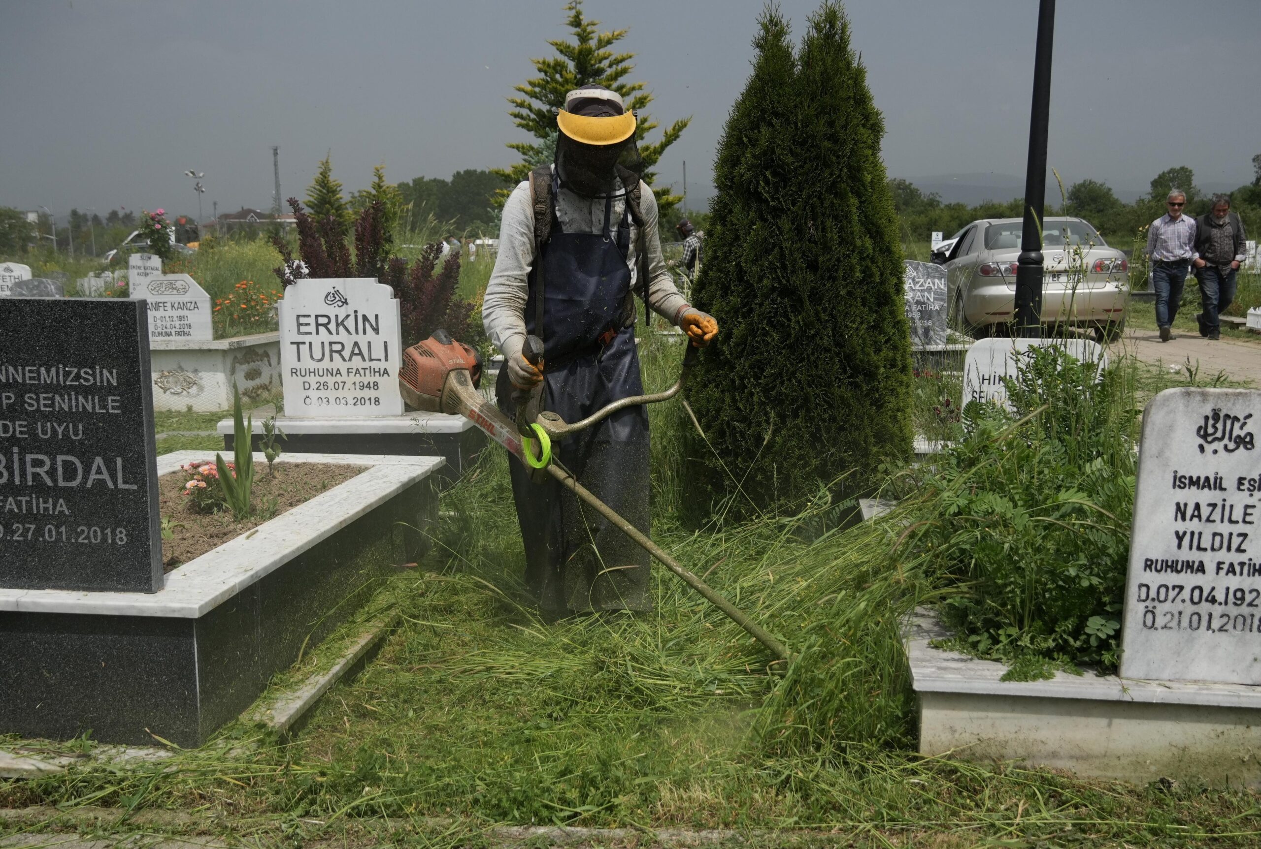 Düzce Belediyesi, mezarlık bakımını sürdürüyor
