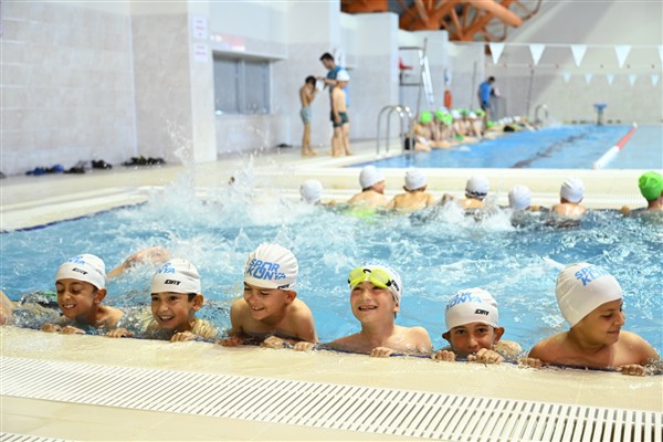 Başkan Altay: 11 bin 500 üçüncü sınıf öğrencisine yüzme öğretiyoruz