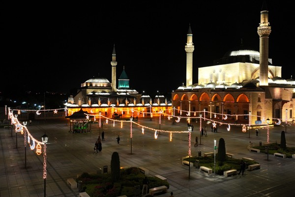 Konya şehir merkezi süslemelerle donatıldı