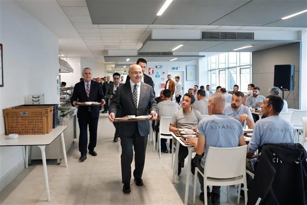 Adana Valisi Köşger, Kıvanç Tekstil’de işçilerle akşam yemeğinde bir araya geldi