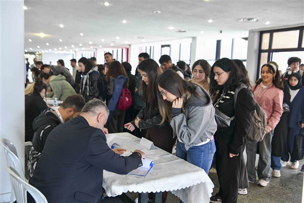 Başkan Yavaş üniversite adayı gençlerle buluştu