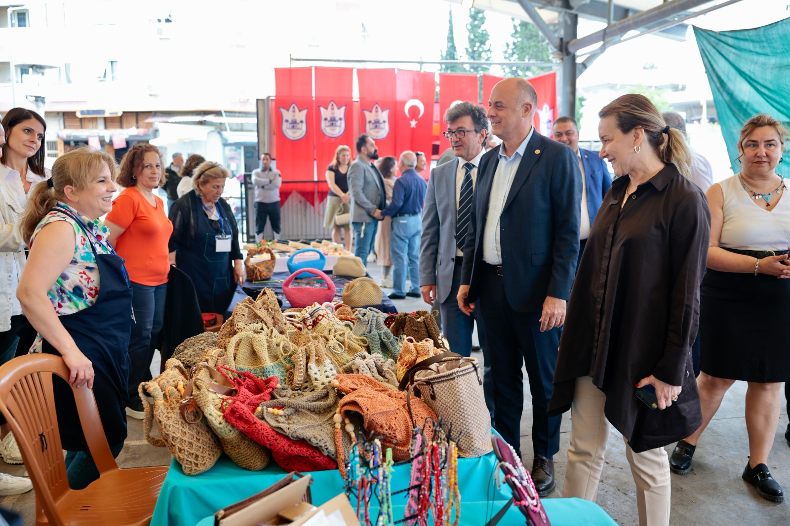 Konak Belediyesi’nin El Emeği Pazarı açıldı