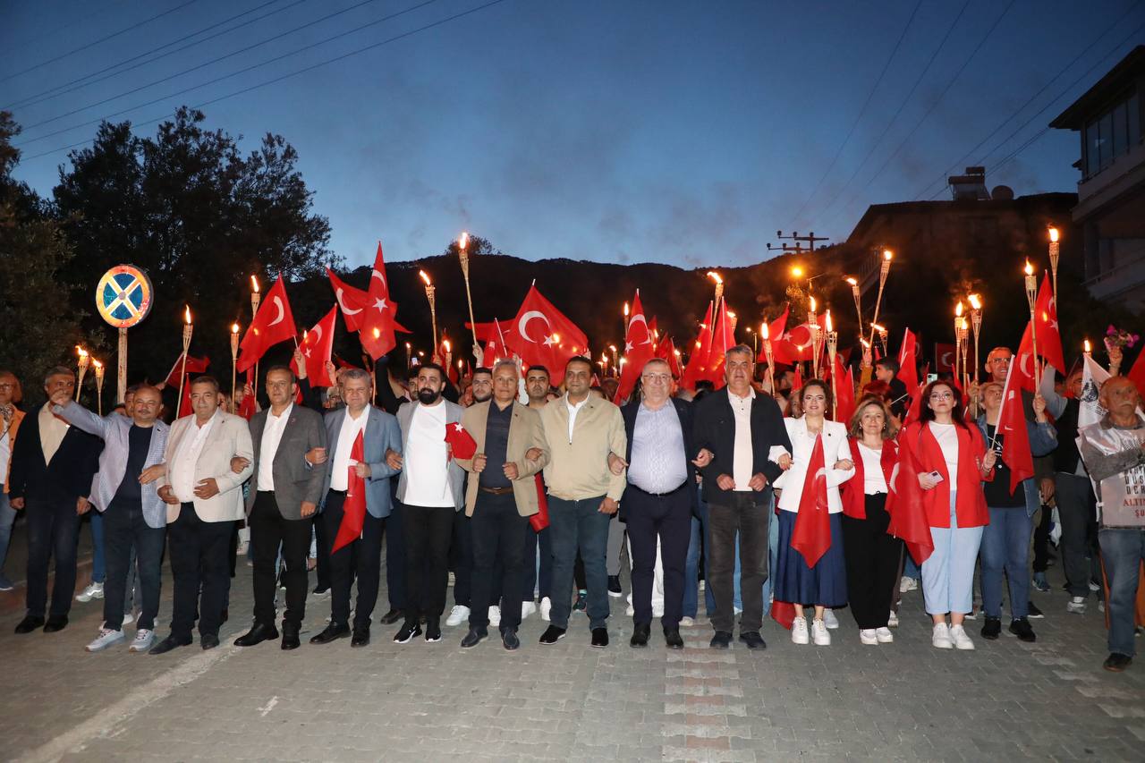 Edremit’te vatandaşlar 19 Mayıs kutlamalarına katıldı