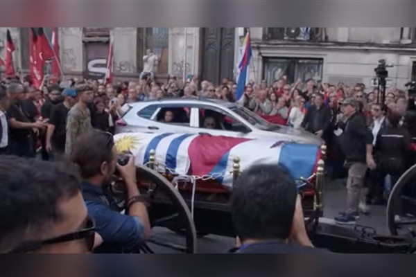 Binlerce kişi eski Uruguay devlet başkanı için düzenlenen cenaze törenine katıldı