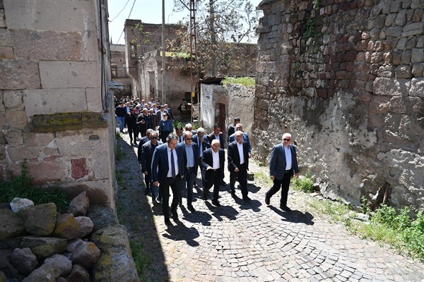 Başkan Büyükkılıç Aziz Eustathios Kilisesi’ndeki çalışmaları inceledi