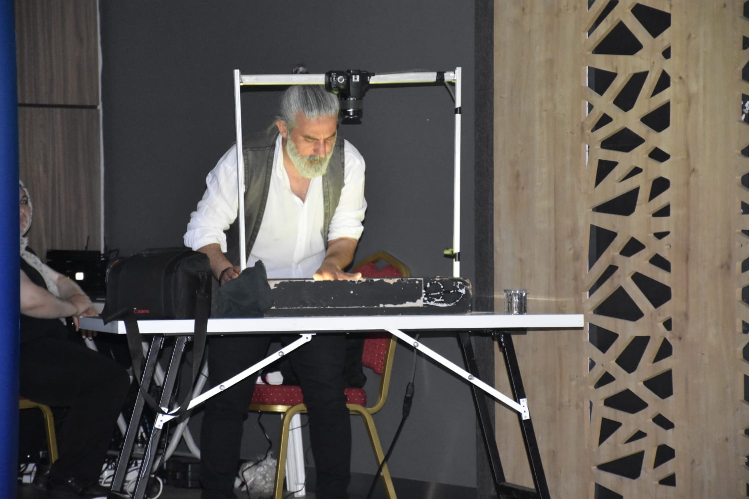 Sanatçı Tarkan Köylü’den kum sanatı gösterisi