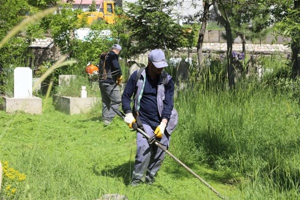 Bitlis’te mezarlıklarda bayram temizliği başladı