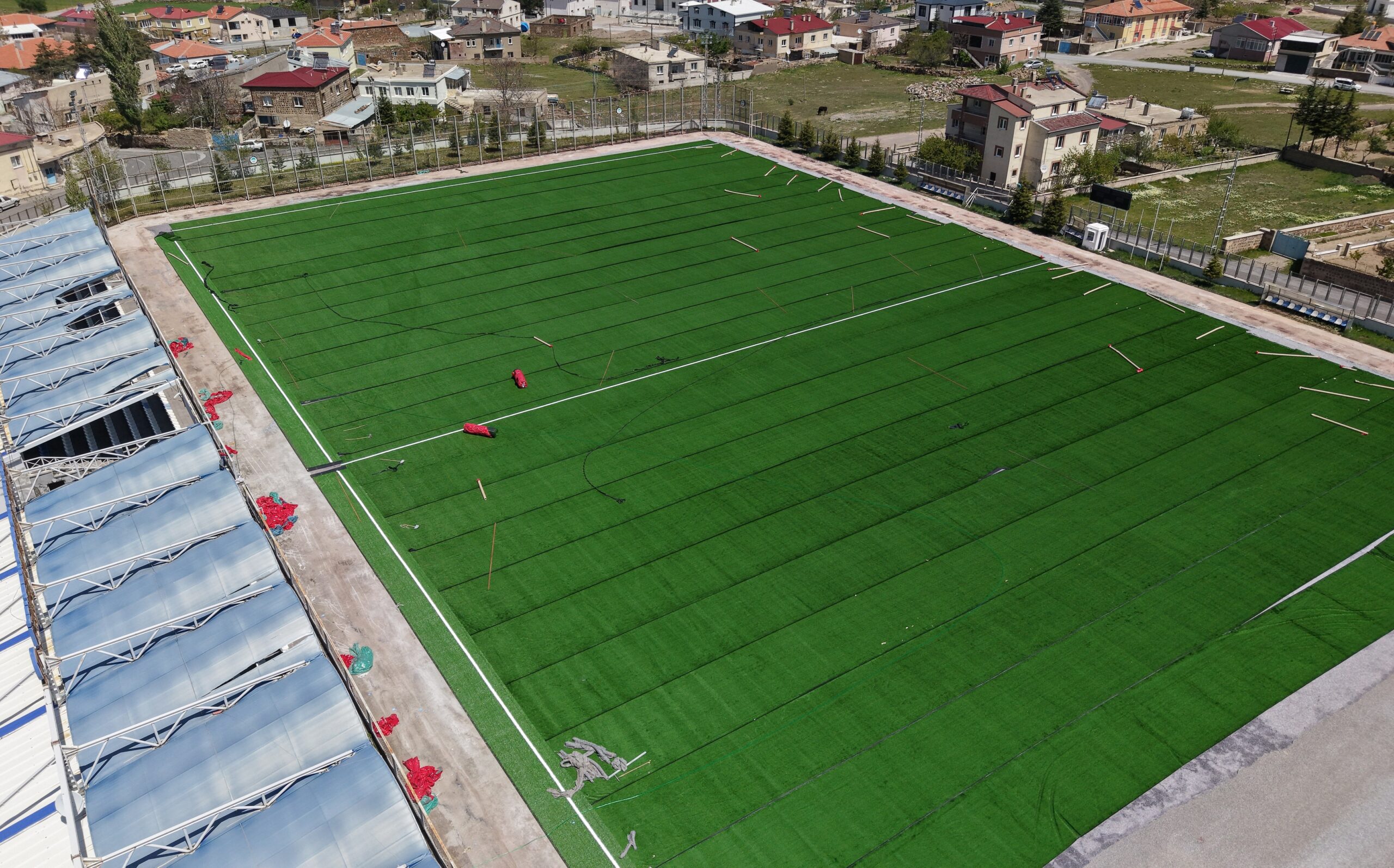 Başakpınar Spor Merkezi’nin çim sahası ile yedek ve sağlık kulübeleri yenileniyor