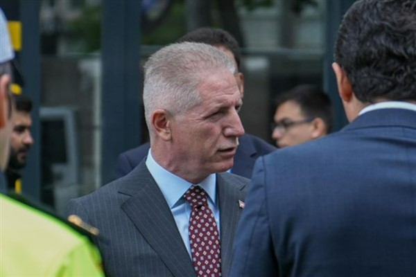 İstanbul Valisi Gül,  Eyüpsultan Camii’nde vatandaşlarla buluştu