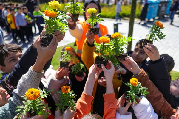 İlkokul öğrencileri Ümraniye’de çiçek dikti