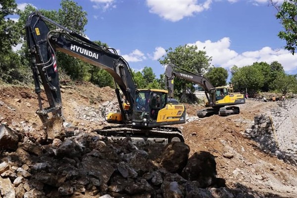 Şırnak’ta yol ve taş duvar imalatı çalışmaları sürüyor