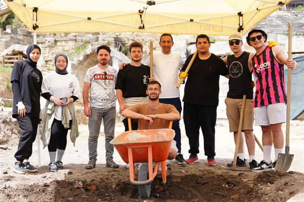 Düzce’de belediye personeli ve öğrencilerden kazılara destek