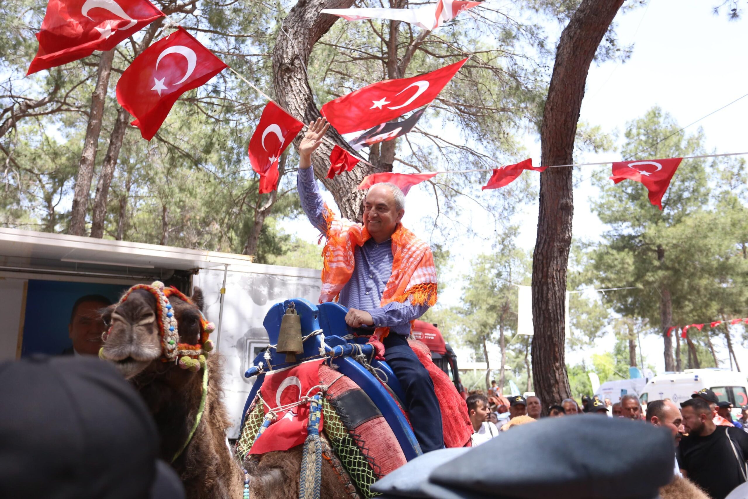Başkan Kocagöz, 9. Keşkek Şöleni’ne deve üzerinde giriş yaptı