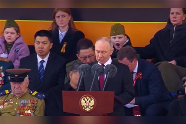 Putin geçit töreni katılımcılarını Zaferin 80. yıl dönümü nedeniyle kutladı