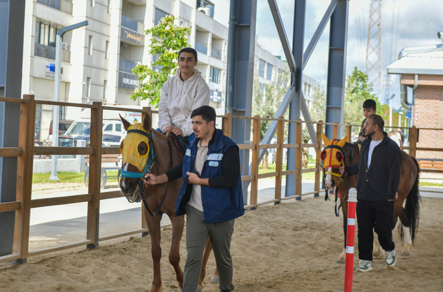 Esenyurt Belediyesi’nden özel çocuklara at ile terapi etkinliği