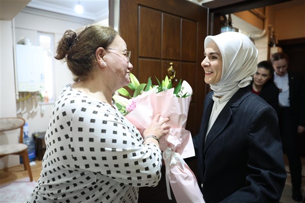 Bakan Göktaş’tan gönüllü anne Gürel’e Anneler Günü ziyareti